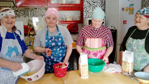 Жительницы Сухих Курналей приготовили 40 коробок чак-чака для солдат-защитников Донбасса