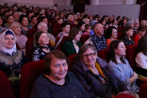 Алексеевских женщин с 8 марта поздравили праздничным концертом