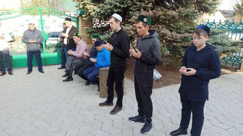 Мусульмане празднуют Ураза байрам