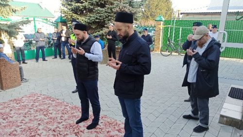 Мусульмане празднуют Ураза байрам