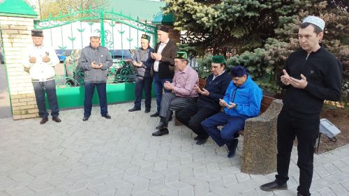 Мусульмане празднуют Ураза байрам