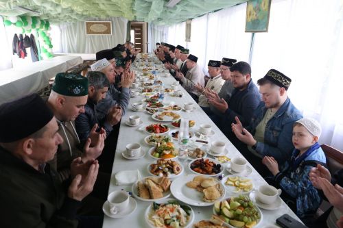 Мусульмане празднуют Ураза байрам
