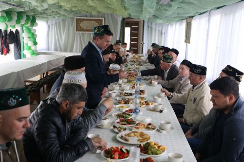 Мусульмане празднуют Ураза байрам