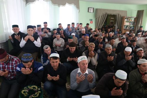 Мусульмане празднуют Ураза байрам