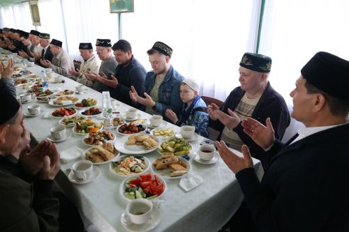 Мусульмане празднуют Ураза байрам