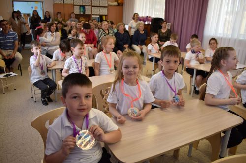 Фоторепортаж: в детском саду «Солнышко» выпускники блеснули знаниями и эрудицией