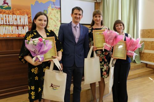 В Алексеевском наградили победителей и призеров конкурса профессионального мастерства «Воспитать человека» и «Сердце отдаю детям»