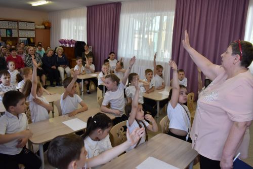 Фоторепортаж: в детском саду «Солнышко» выпускники блеснули знаниями и эрудицией