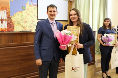 В Алексеевском наградили победителей и призеров конкурса профессионального мастерства «Воспитать человека» и «Сердце отдаю детям»