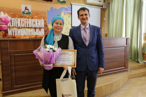 В Алексеевском наградили победителей и призеров конкурса профессионального мастерства «Воспитать человека» и «Сердце отдаю детям»