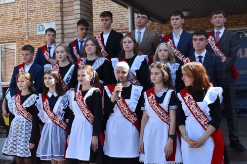 Фоторепортаж : Последний звонок в Алексеевской 3 школе им. Г.С. Боровикова