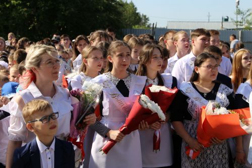 Глава Алексеевского района Сергей Демидов поздравил школьников с последним звонком