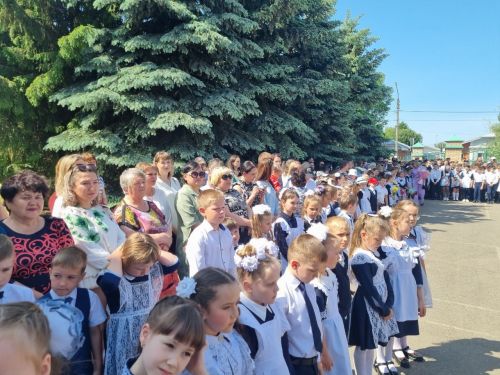 Фоторепортаж : Последний звонок в Алексеевской 3 школе им. Г.С. Боровикова