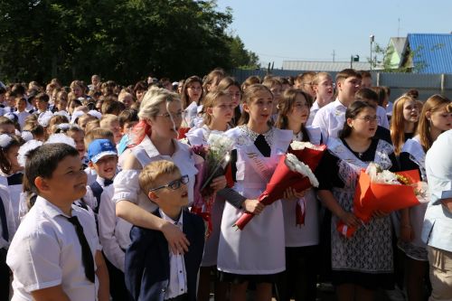 Глава Алексеевского района Сергей Демидов поздравил школьников с последним звонком