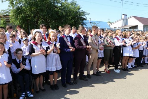 Глава Алексеевского района Сергей Демидов поздравил школьников с последним звонком
