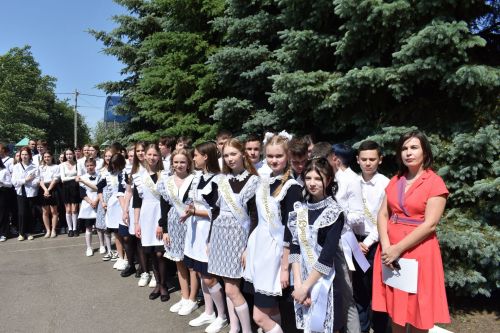 Фоторепортаж : Последний звонок в Алексеевской 3 школе им. Г.С. Боровикова
