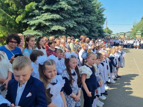 Фоторепортаж : Последний звонок в Алексеевской 3 школе им. Г.С. Боровикова