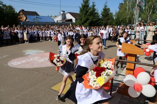 Глава Алексеевского района Сергей Демидов поздравил школьников с последним звонком