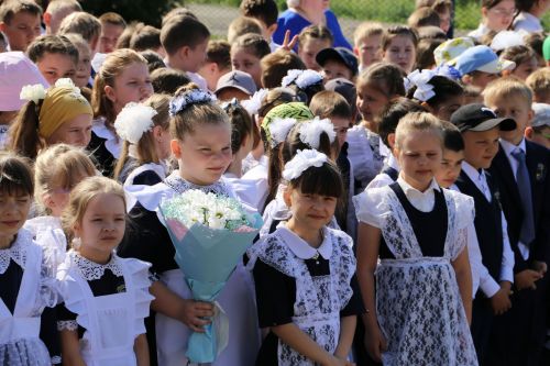 Глава Алексеевского района Сергей Демидов поздравил школьников с последним звонком