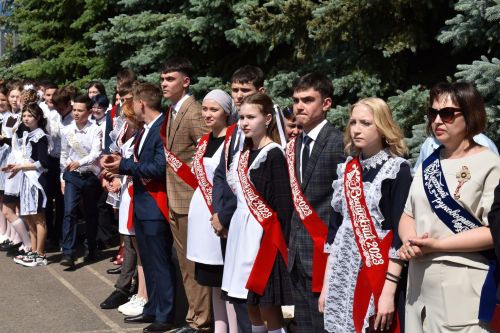 Фоторепортаж : Последний звонок в Алексеевской 3 школе им. Г.С. Боровикова