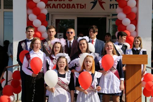 Глава Алексеевского района Сергей Демидов поздравил школьников с последним звонком