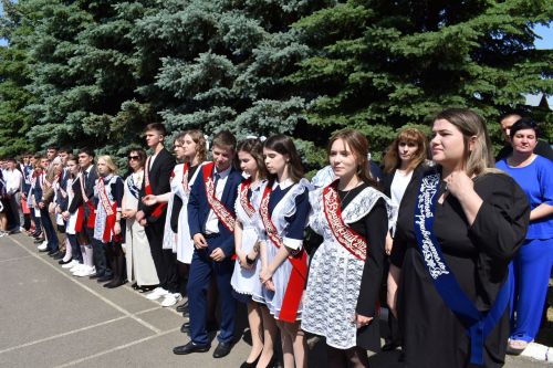 Фоторепортаж : Последний звонок в Алексеевской 3 школе им. Г.С. Боровикова