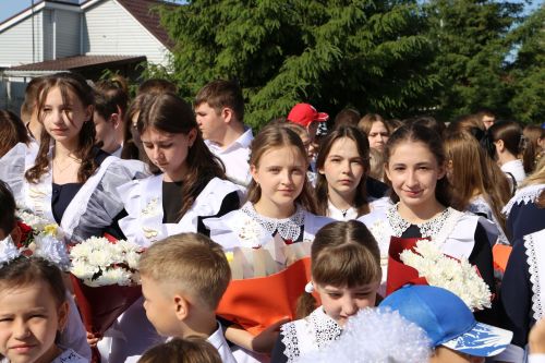 Глава Алексеевского района Сергей Демидов поздравил школьников с последним звонком