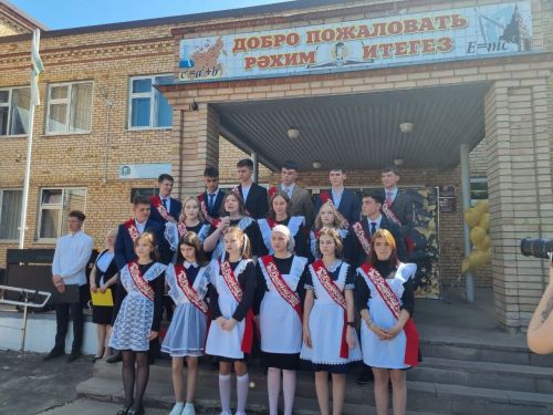 Фоторепортаж : Последний звонок в Алексеевской 3 школе им. Г.С. Боровикова
