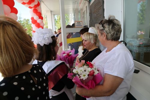 Глава Алексеевского района Сергей Демидов поздравил школьников с последним звонком