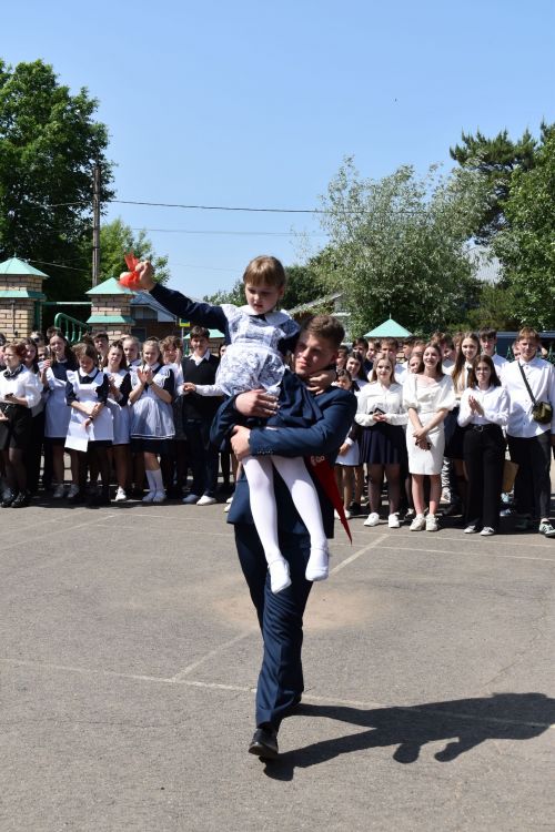 Фоторепортаж : Последний звонок в Алексеевской 3 школе им. Г.С. Боровикова