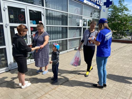 Молодогвардейцы и сотрудники «ФОРПОСТ» раздали более двухсот георгиевских лент на центральных улицах поселка