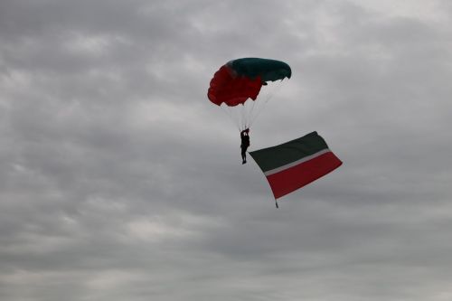 В Алексеевском на Майдан приземлились парашютисты