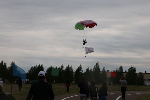 В Алексеевском на Майдан приземлились парашютисты