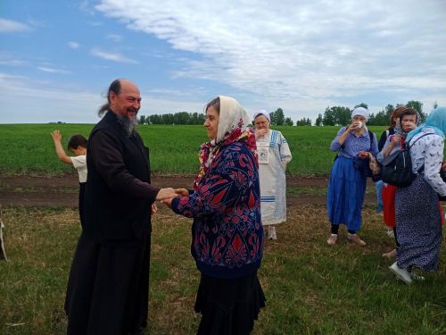 В Алексеевском верующие три дня шли к месту обретения иконы Божией Матери «Живоносный источник»