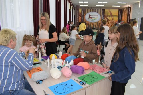 Алексеевские дети с ограниченными возможностями здоровья пели, лепили из глины и играли на музыкальных инструментах