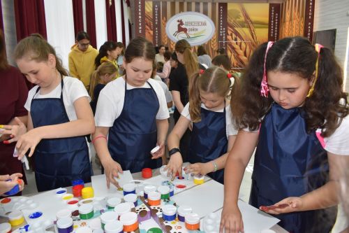 Алексеевские дети с ограниченными возможностями здоровья пели, лепили из глины и играли на музыкальных инструментах