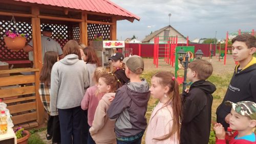 В Алексеевском сотрудники кинотеатра «Кама» показали воспитанникам приюта «Забота» детский фильм