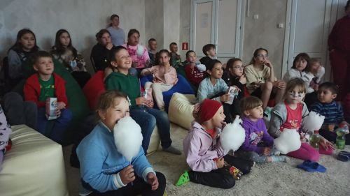 В Алексеевском сотрудники кинотеатра «Кама» показали воспитанникам приюта «Забота» детский фильм