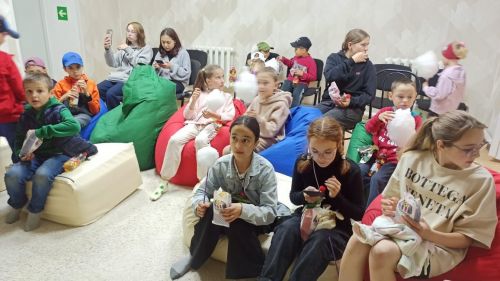 В Алексеевском сотрудники кинотеатра «Кама» показали воспитанникам приюта «Забота» детский фильм