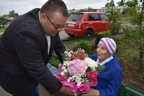 Глава Алексеевского района поздравил со столетним юбилеем ветерана педагогического труда