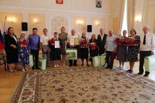 В Алексеевском Загсе в День семьи, любви и верности чествовали бриллиантовые и золотые пары района
