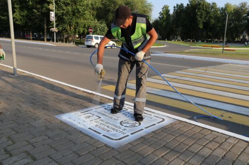 В Алексеевском ЮИДовцы, совместно с Госавтоинспекцией, нанесли предупреждающие надписи перед пешеходными переходами