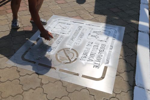 В Алексеевском ЮИДовцы, совместно с Госавтоинспекцией, нанесли предупреждающие надписи перед пешеходными переходами