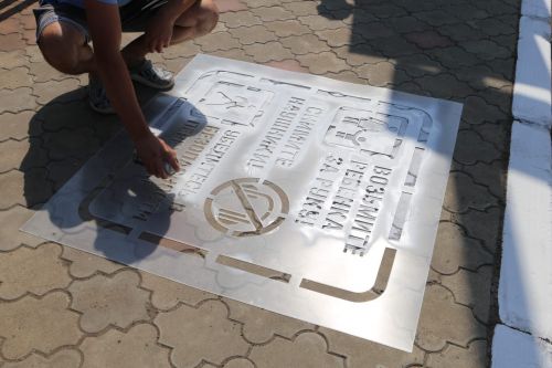 В Алексеевском ЮИДовцы, совместно с Госавтоинспекцией, нанесли предупреждающие надписи перед пешеходными переходами