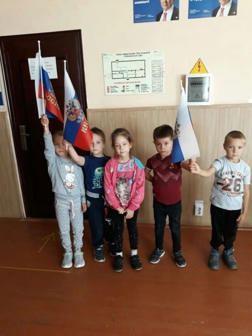 В Лебяжье отмечают день флага