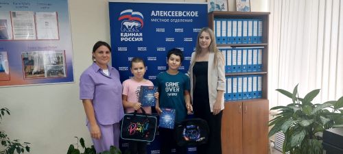 Олег Морозов помог нескольким семьям Алексеевского подготовиться к школе