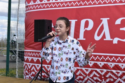В День республики для алексеевской детворы устроили праздник и бесплатно угостили хот-догами