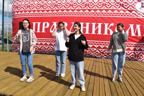 В День республики для алексеевской детворы устроили праздник и бесплатно угостили хот-догами