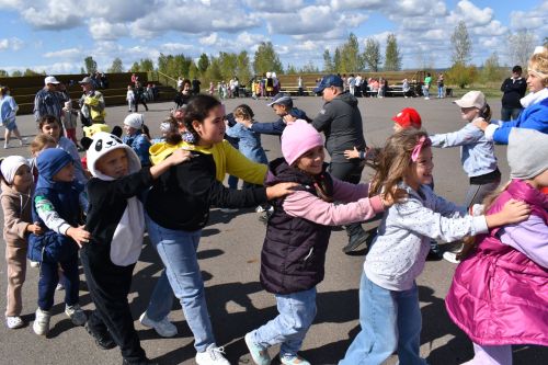В День республики для алексеевской детворы устроили праздник и бесплатно угостили хот-догами