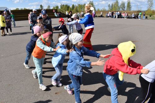В День республики для алексеевской детворы устроили праздник и бесплатно угостили хот-догами